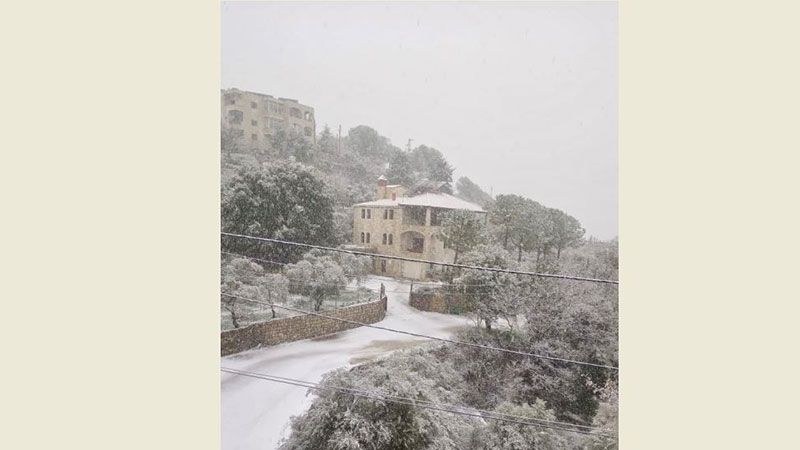 لبنان: الثلج يغطي مرتفعات الشوف ويقطع الطريق الرئيسي مع البقاع
