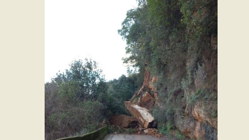 لبنان: طريق سرجبال - الجاهلية مقطوعة بسبب الانهيارات