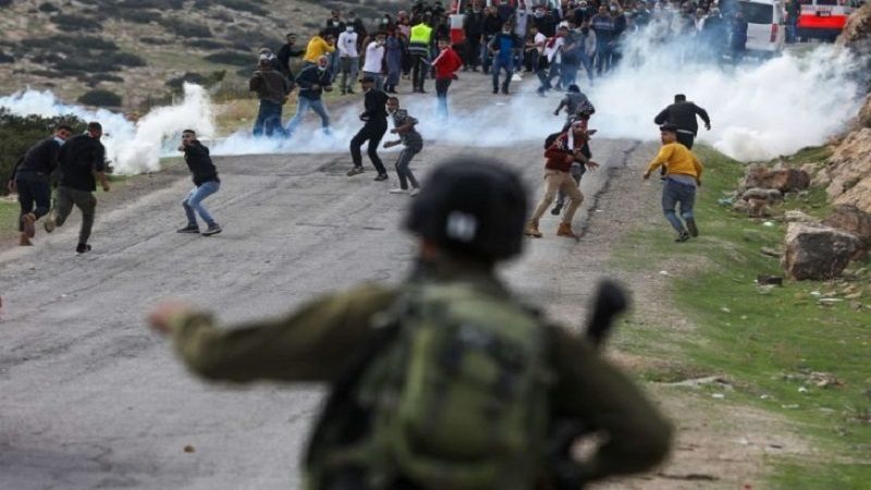 فلسطين المحتلة: اندلاع مواجهات بين الشبان الفلسطينيين وقوات الاحتلال في مخيم الدهيشة ببيت لحم