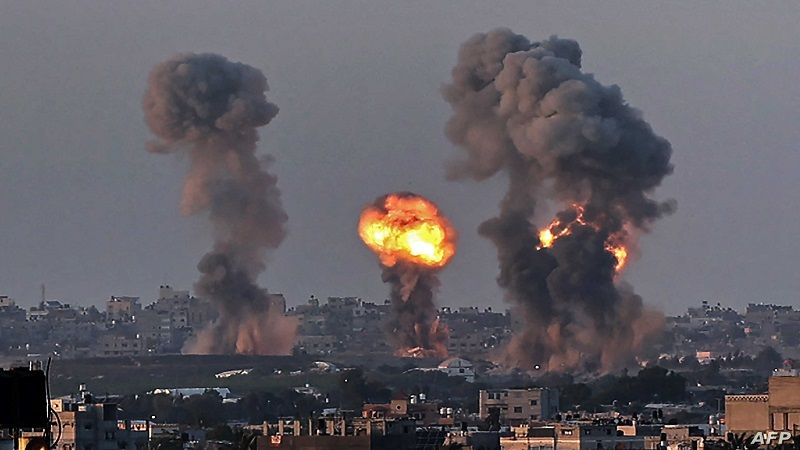 فلسطين المحتلة: الطائرات الحربية تستهدف منطقتي حي الزهور وخربة العدس شمالي مدينة رفح 