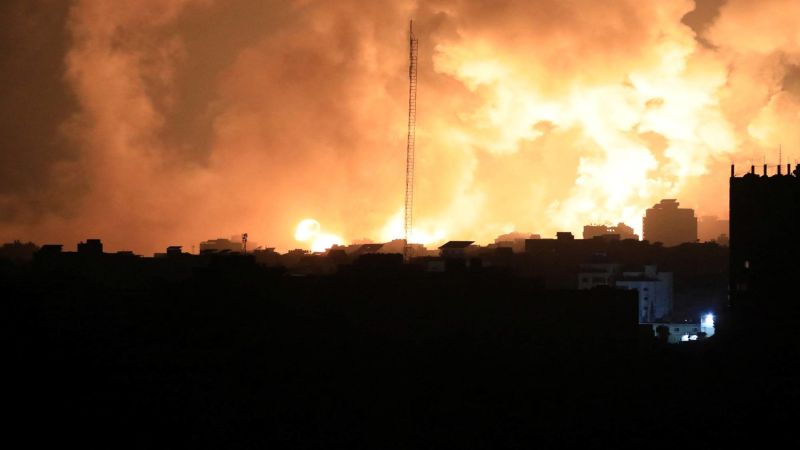 فلسطين المحتلة: غارة جوية صهيونية عنيفة بالقرب من سوق مخيم الشاطئ غربي مدينة غزة