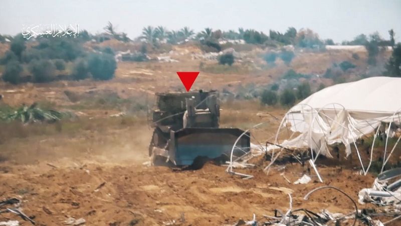 فيديو: استهداف جرافة عسكرية شرق دير البلح وسط قطاع غزة&nbsp;
