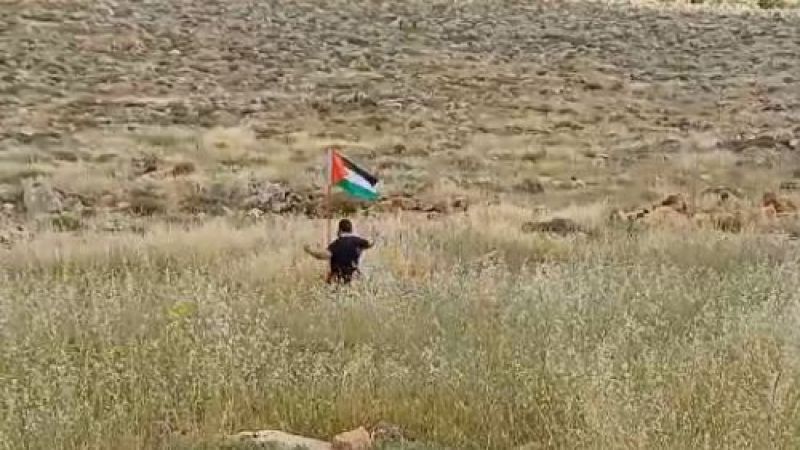 بالفيديو.. لحظة انفجار عبوة ناسفة بمستوطن حاول إزالة علم فلسطين شمال شرق رام الله