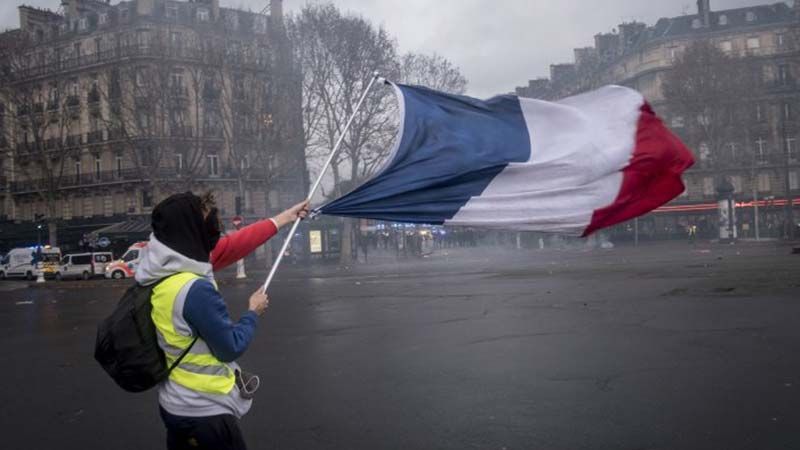 "السترات الصفراء" تحشد لمظاهرات جديدة في باريس