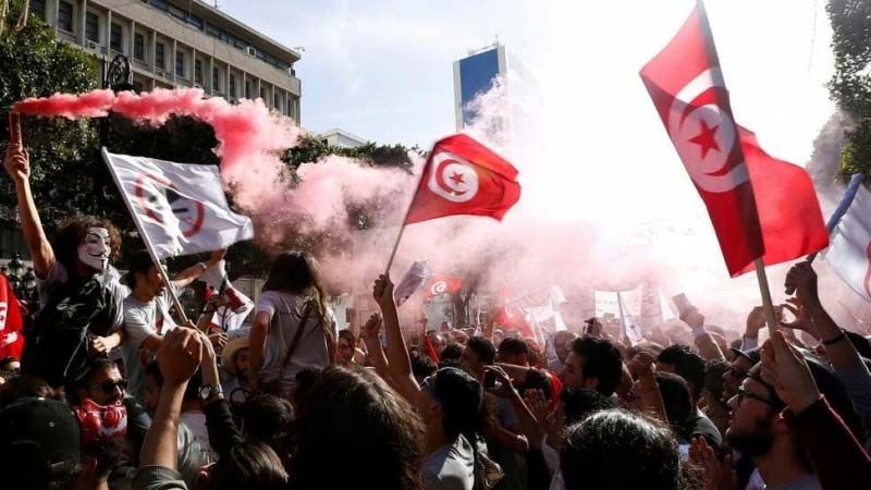 بعد وفاة مصوّر أحرق نفسه.. الاحتجاجات تعمّ الشارع التونسي