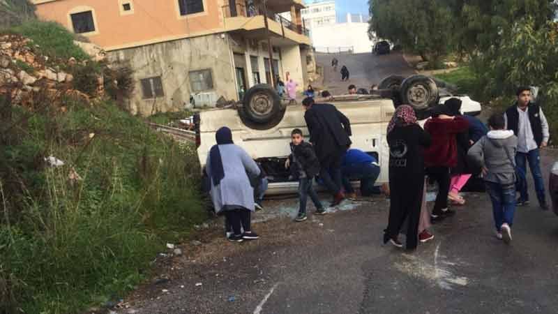 إصابة 12 طالبًا في حادث سير مروّع على طريق حبوش