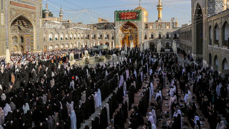الإيرانيون يؤدون صلاة عيد الأضحى المبارك