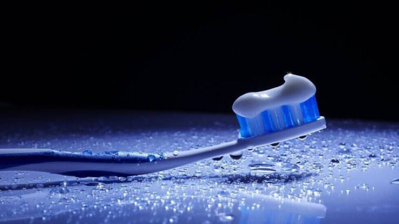 عدم غسل الأسنان قبل النوم.. خطر قاتل يهدّد الصحة