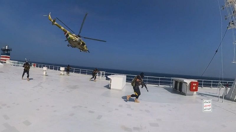 بالفيديو: مشاهد للعملية العسكرية النوعية للقوات اليمنية بالسيطرة على السفينة &quot;الإسرائيلية&quot; واقتيادها إلى الساحل اليمني