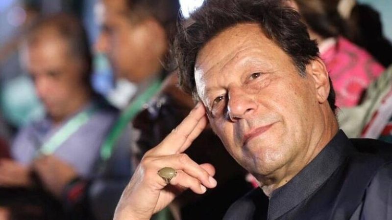 باكستان.. الإفراج عن عمران خان بكفالة في قضية التشفير