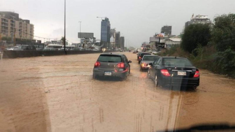 لبنان: السيارات تغرق في نهر جارف عند تقاطع الدورة - الكرنتينا
