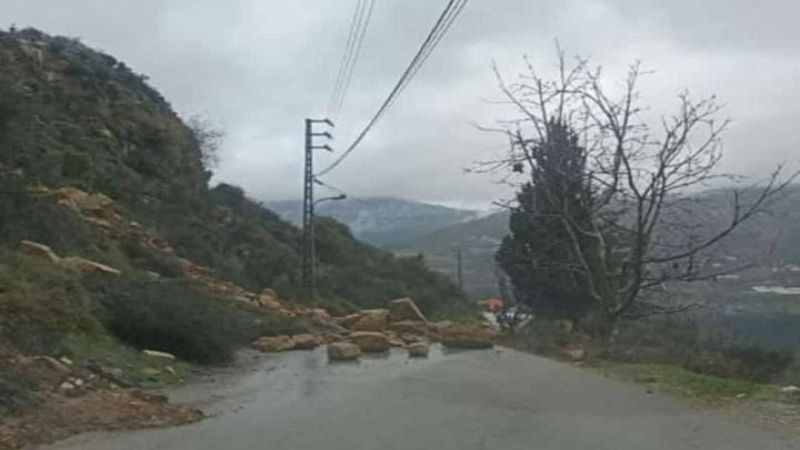 لبنان: انهيار صخور جرّاء العاصفة أدى الى قطع طريق معاصر بيت الدين - كفرقطرا