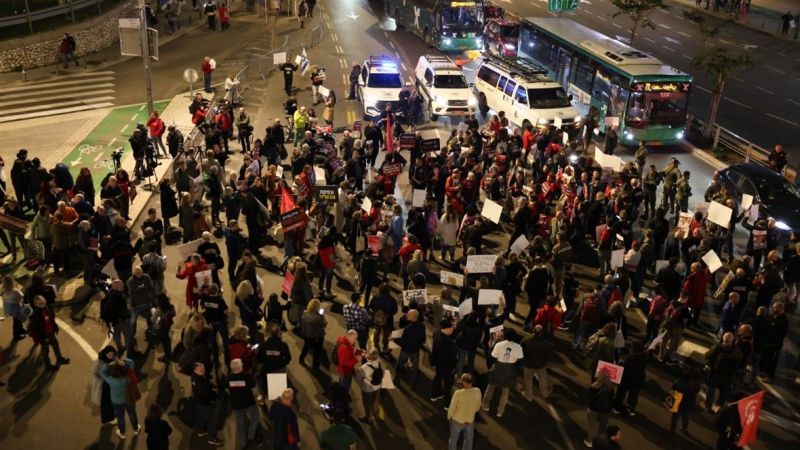 آلاف المستوطنين في شوارع &quot;تل أبيب&quot; وحيفا: لإقالة نتنياهو وإعادة الأسرى