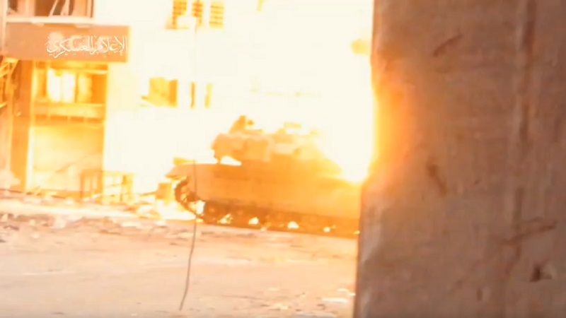 بالفيديو: مقاتلو القسام يتصدون لقوات العدو المتوغلة في محيط مجمع الشفاء الطبي بمدينة غزة