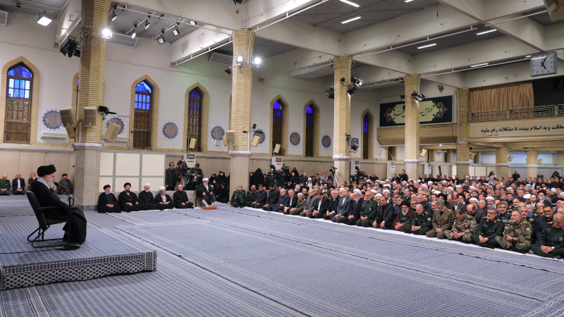 بالصور: الإمام الخامنئي يستقبل رؤساء السلطات الايرانية الثلاث ومسؤولين آخرين