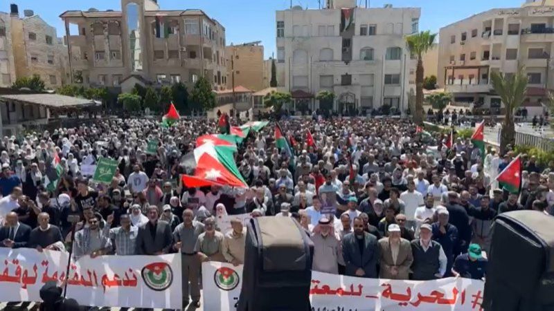 الأردن: مظاهرة حاشدة في محيط سفارة الاحتلال بالعاصمة عمّان دعمًا للمقاومة ونصرةً لغزة