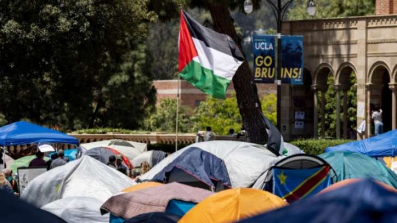 أميركا: الطلبة المعتصمون داخل جامعة كاليفورنيا يحاولون إعادة نصب خيام أزالتها الشرطة