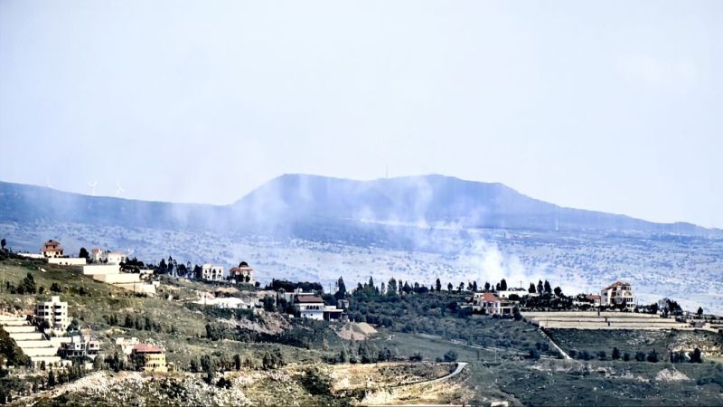 بالصورة: تصاعد دخان الحرائق جراء إطلاق عشرات الصواريخ من لبنان باتجاه قواعد العدو في الجولان المحتل 