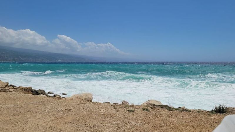 لبنان: تحذير من ارتياد الشاطىء بسبب ارتفاع الأمواج وسرعة الرياح