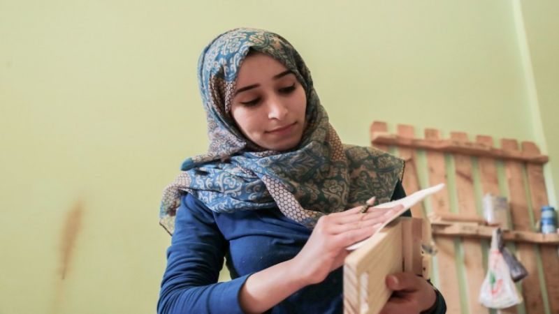 آية كشكو.. فلسطينية تبدع في تحويل "أخشاب المشاطيح" لأثاث منزلى راقِ