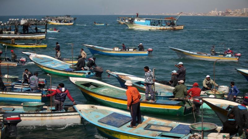 حربٌ على لقمة عيش الصياديين الفلسطينيين..  الاحتلال يُغلق بحر غزة 